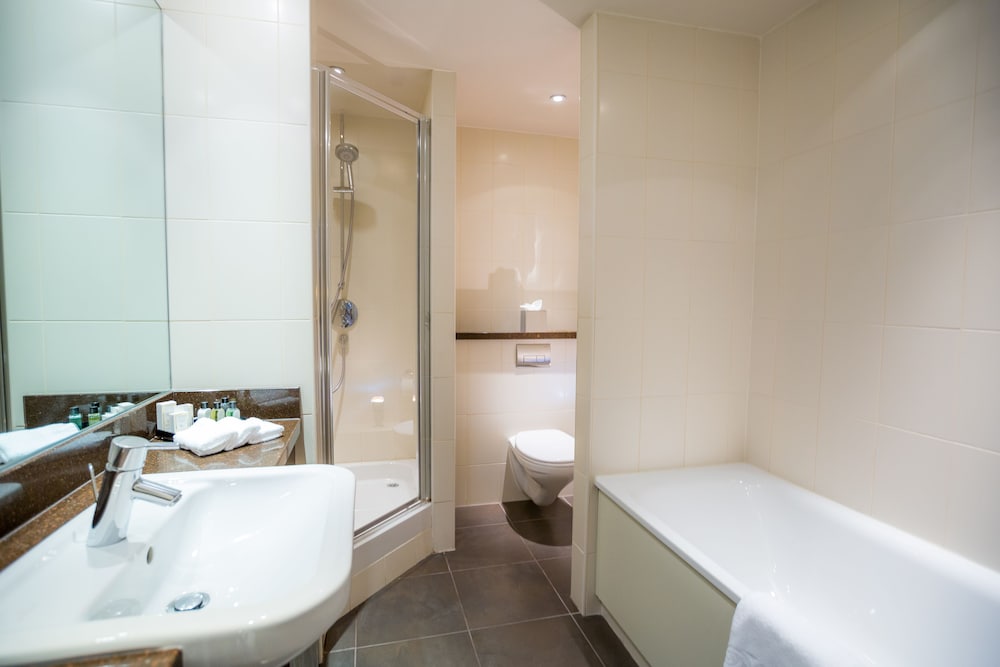 Crowne Plaza Ealing 20/76