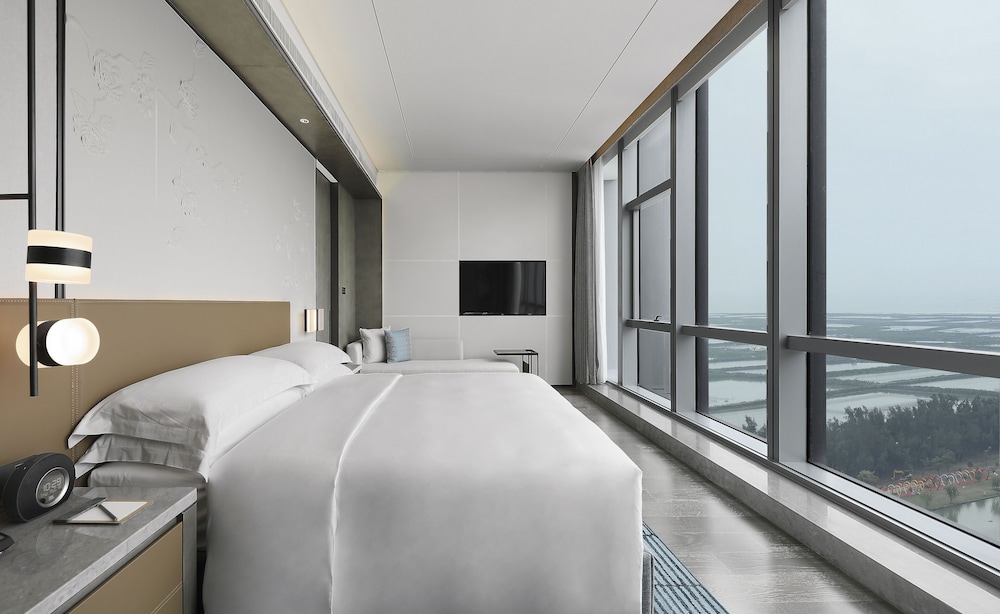Suite, King Bed, City View