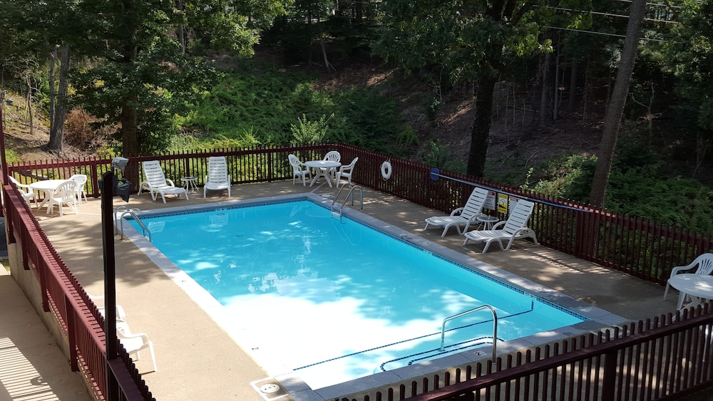 Ozarka Lodge Eureka Springs 24/28
