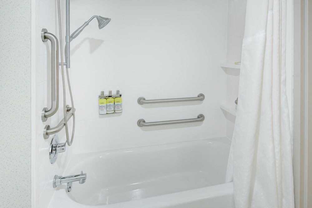 Holiday Inn Express & Suites West Long Branch - Eatontown 24/74