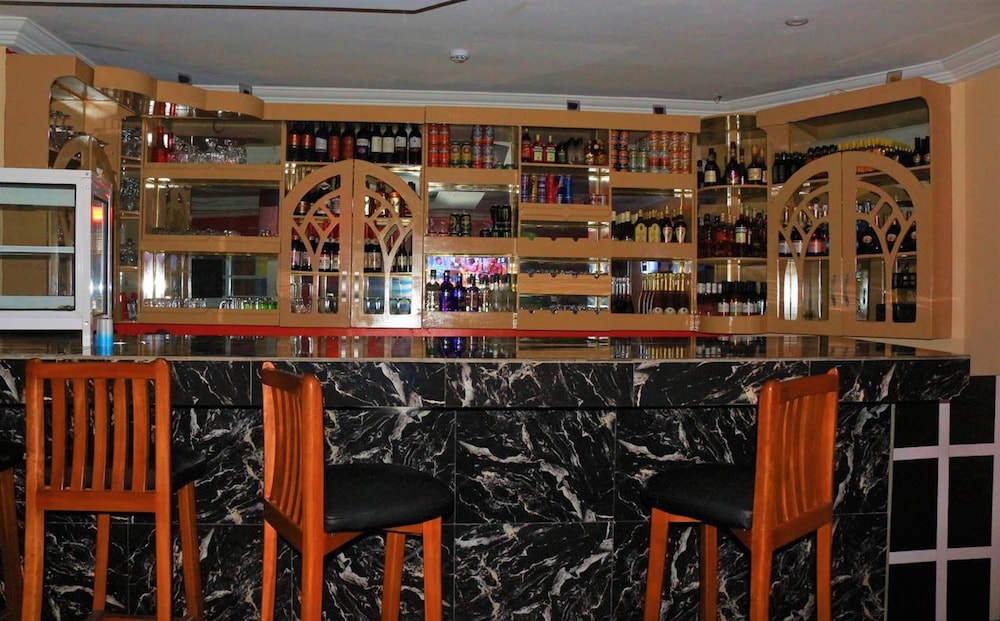 Resdon Hotel And Suites 13/15