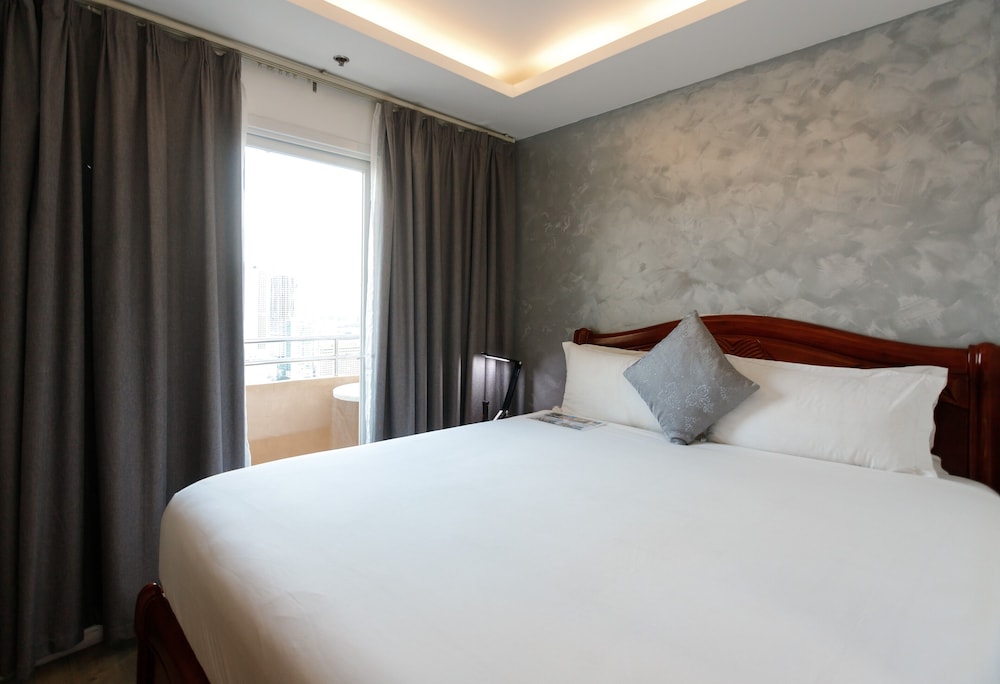 Regency Grand Suites 6/66