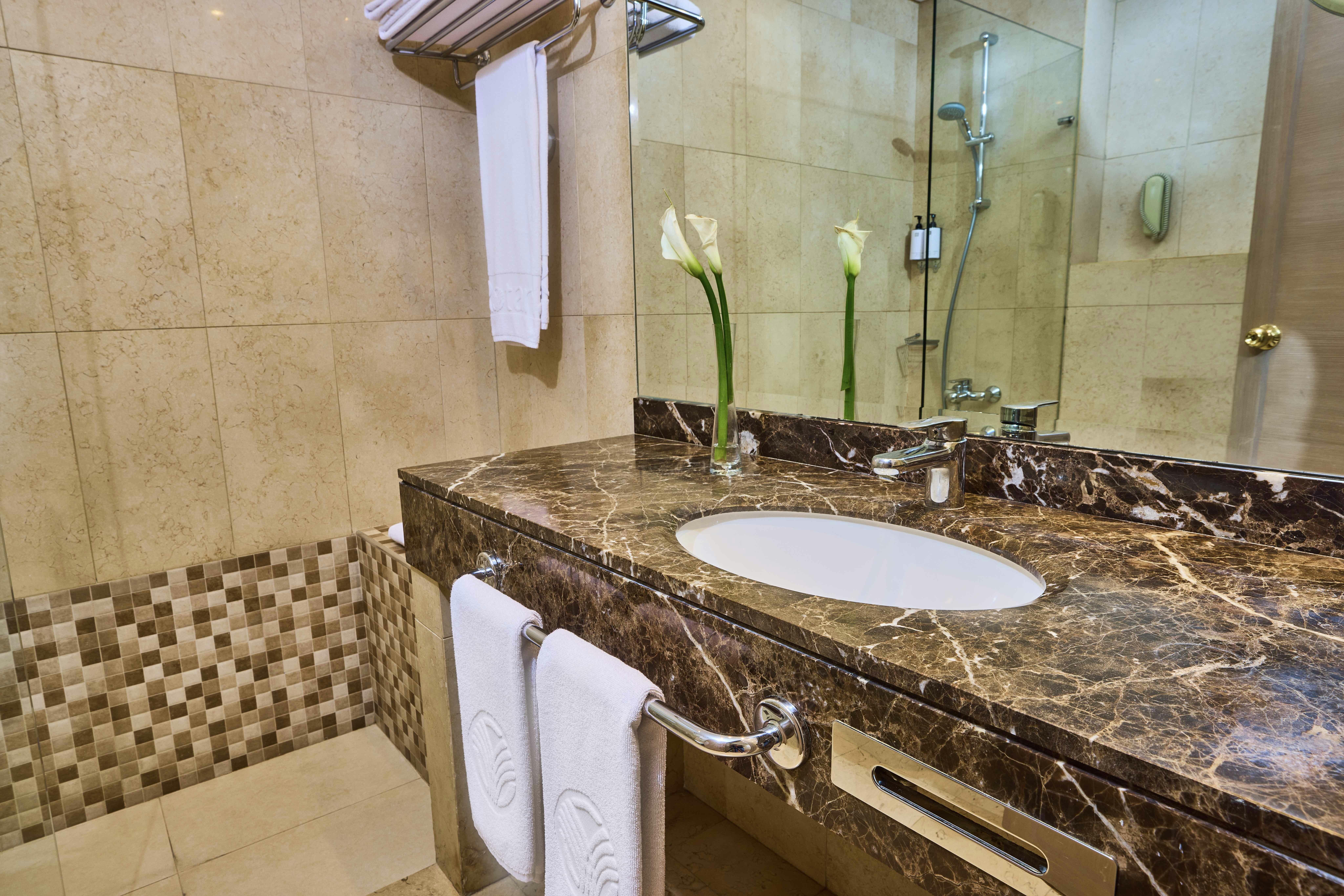غرفة بسرير كينج بإطلالة على المدينة مع دخول الصالة، Gefinor Rotana Hotel Beirut 3/3