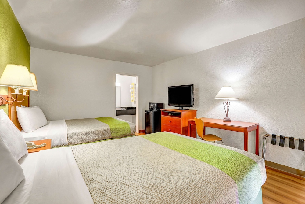 Econo Lodge Sonora, TX 27/60