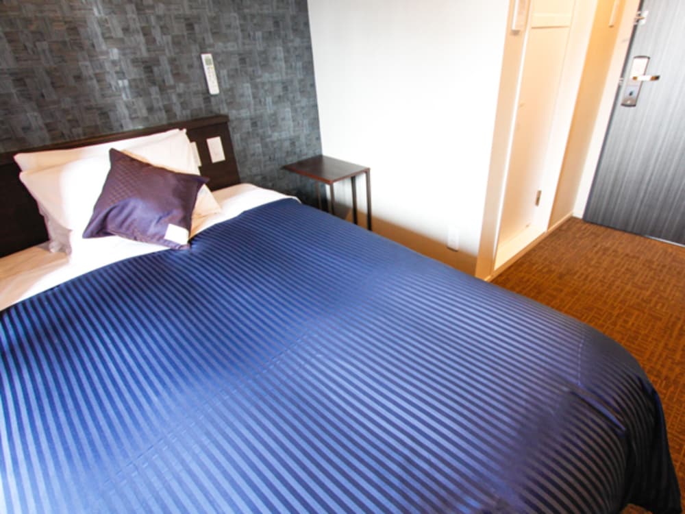 ROOM, SINGLE, SMOKING