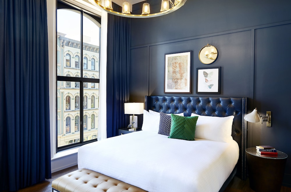 DELUXE, SINGLE, KING BED, CITY VIEW