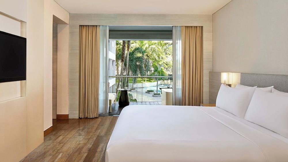 POOL, SUITE, KING BED, BALCONY