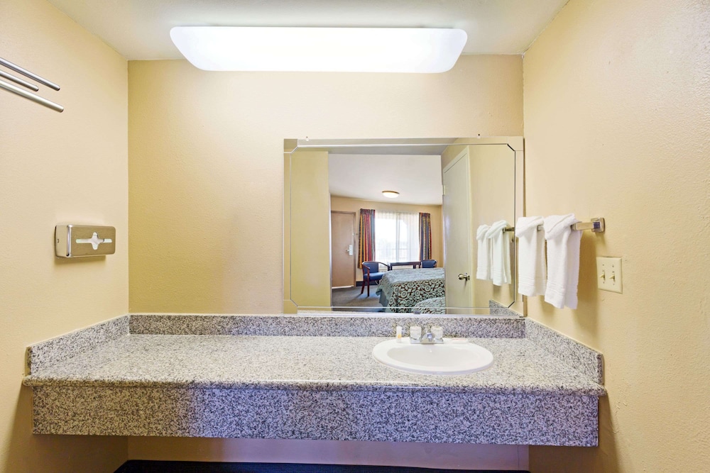 Days Inn by Wyndham Fontana / Rialto 9/34
