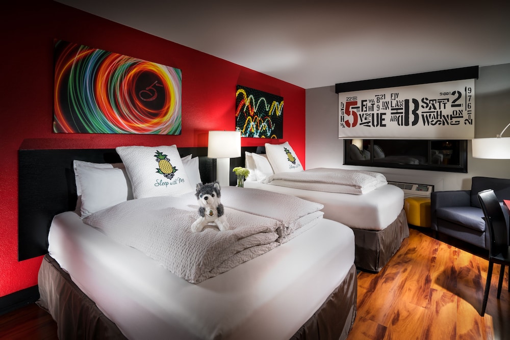 URBAN, 2 QUEEN BEDS