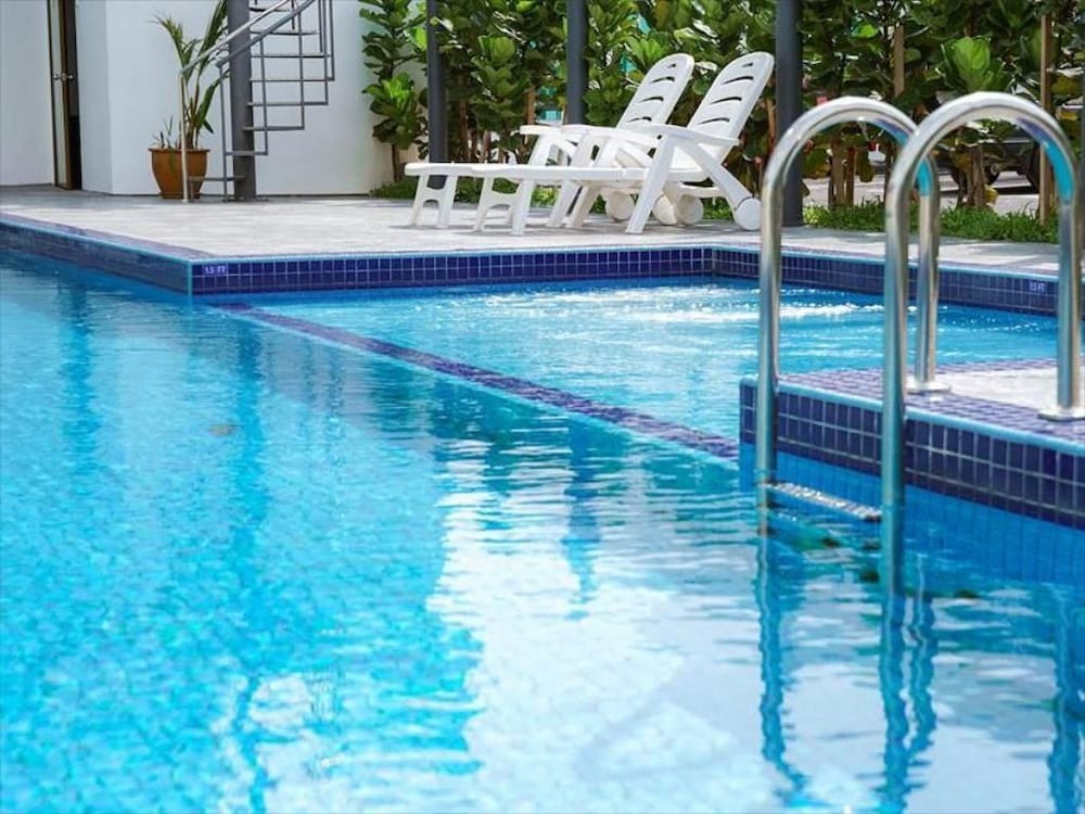 906 Premier Hotel 29/33