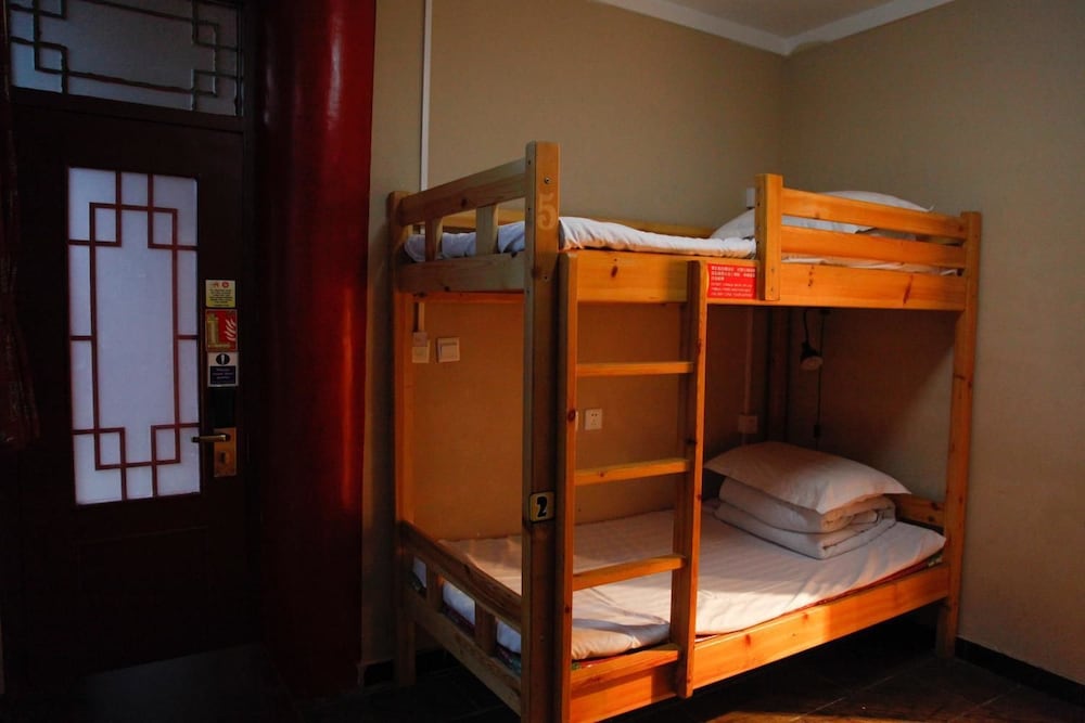 Leo Hostel 12/33