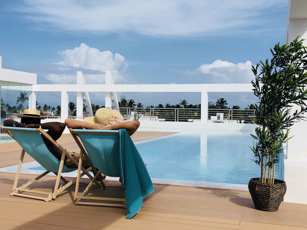 Ducassi Suites Rooftop Pool Beach Spa 70/76