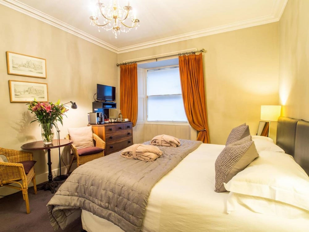 Six Brunton Place 2/34