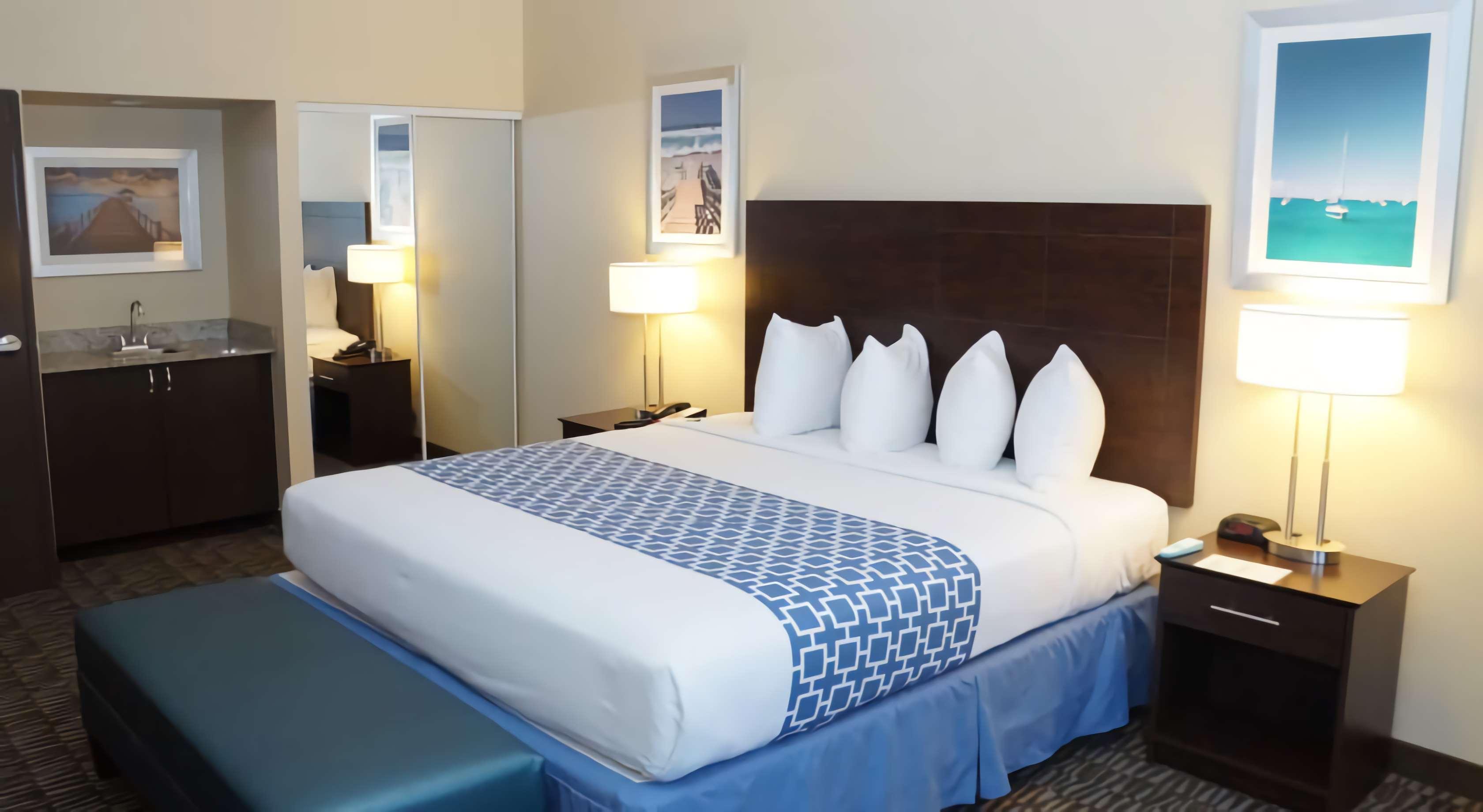 Room, King Bed, Dining Area