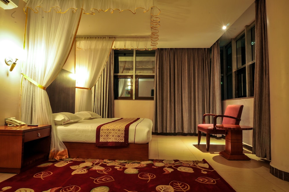 HBT Russel Hotel 39/50