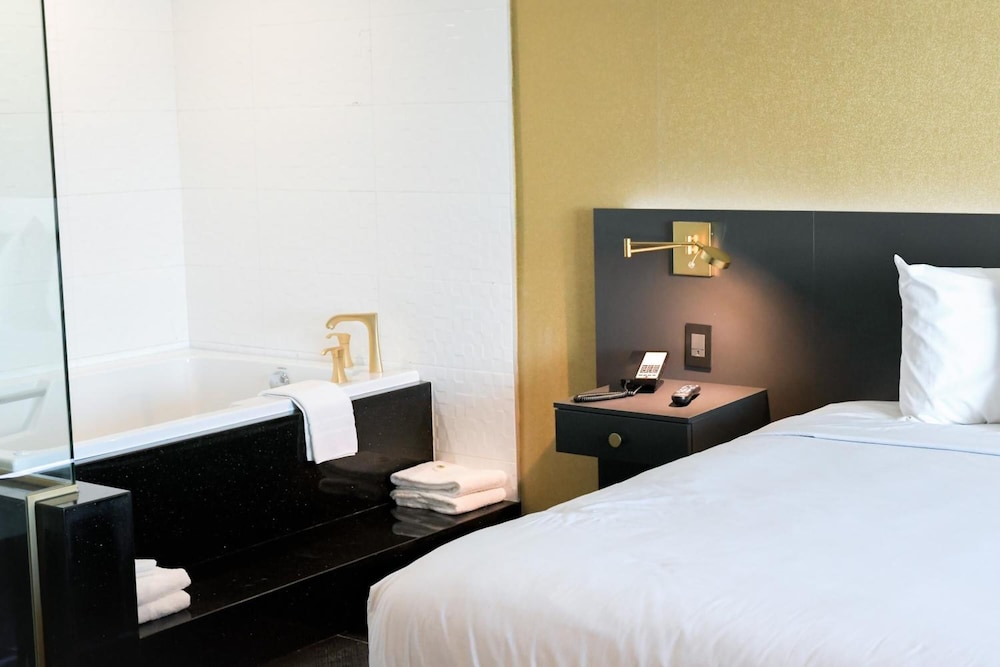 Glen Capri Inn Suites Burbank 8/32