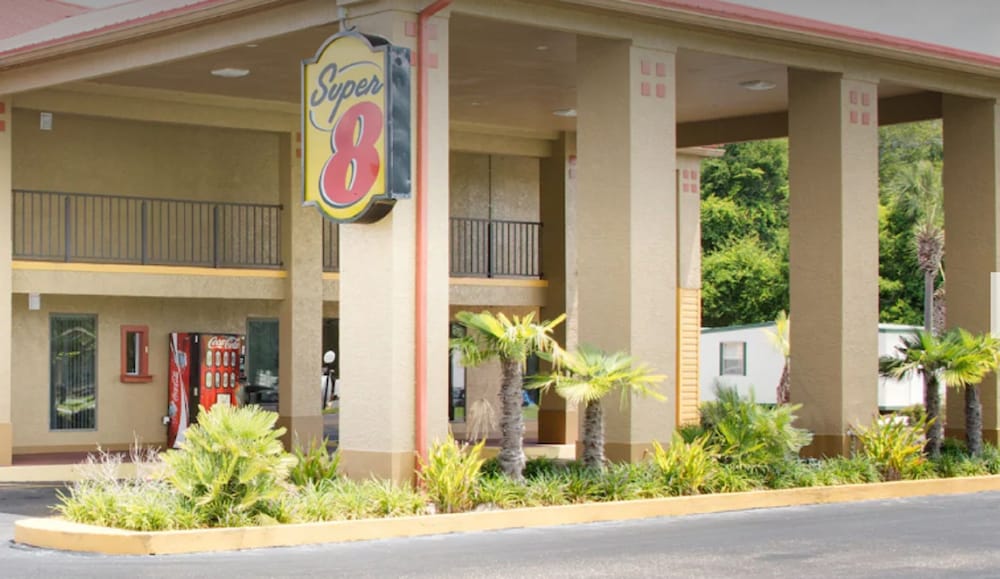 Super 8 By Wyndham Defuniak Springs 3/18