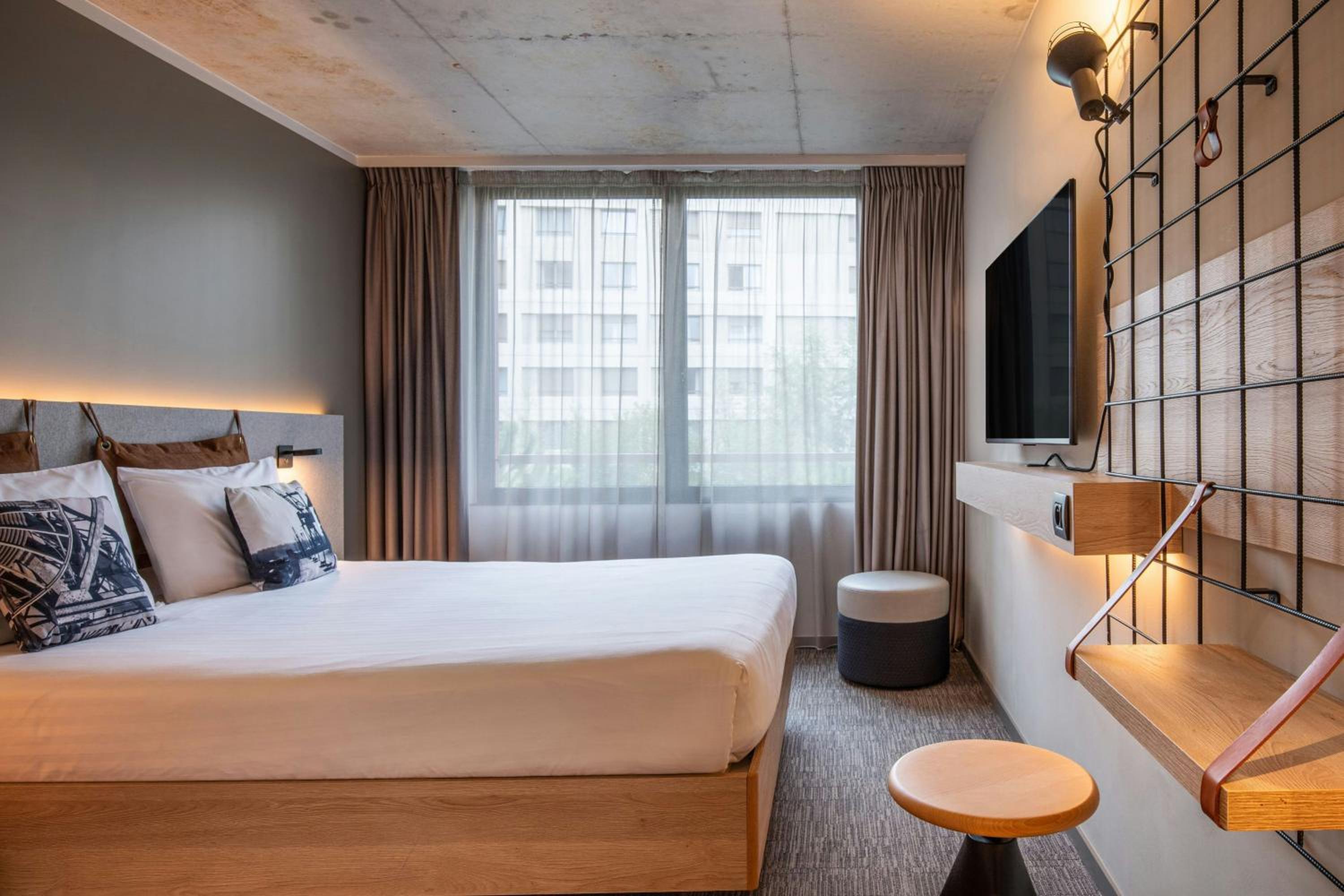 Moxy Sleeper, Queen Bed
