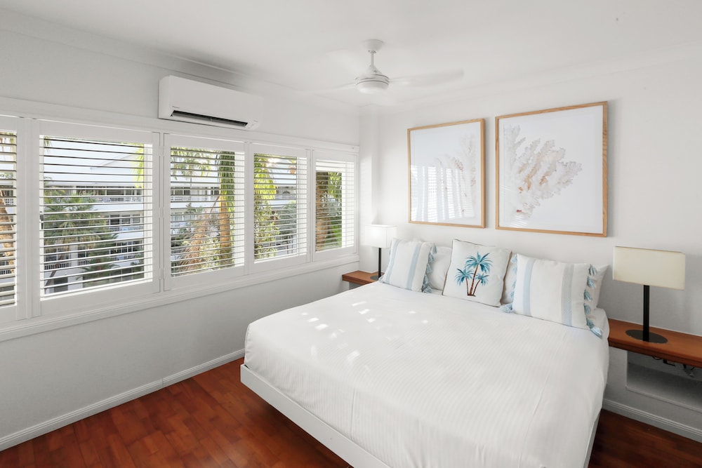 4 Bedrooms, Apartment, 1 King and 5 Single Beds, Beach Front