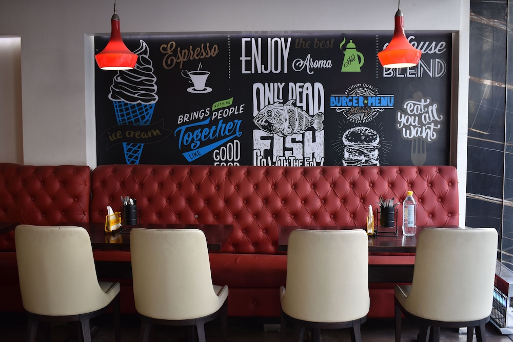 Godwin Deluxe Hotel 53/64
