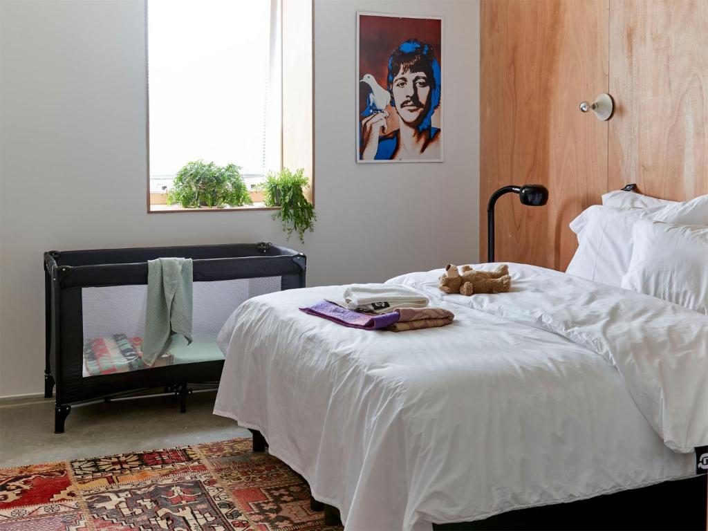 Backstage, Double Bed