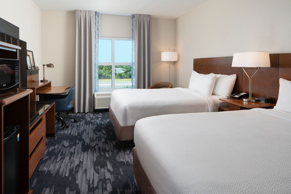 Room, 2 Queen Beds, Partial Water View