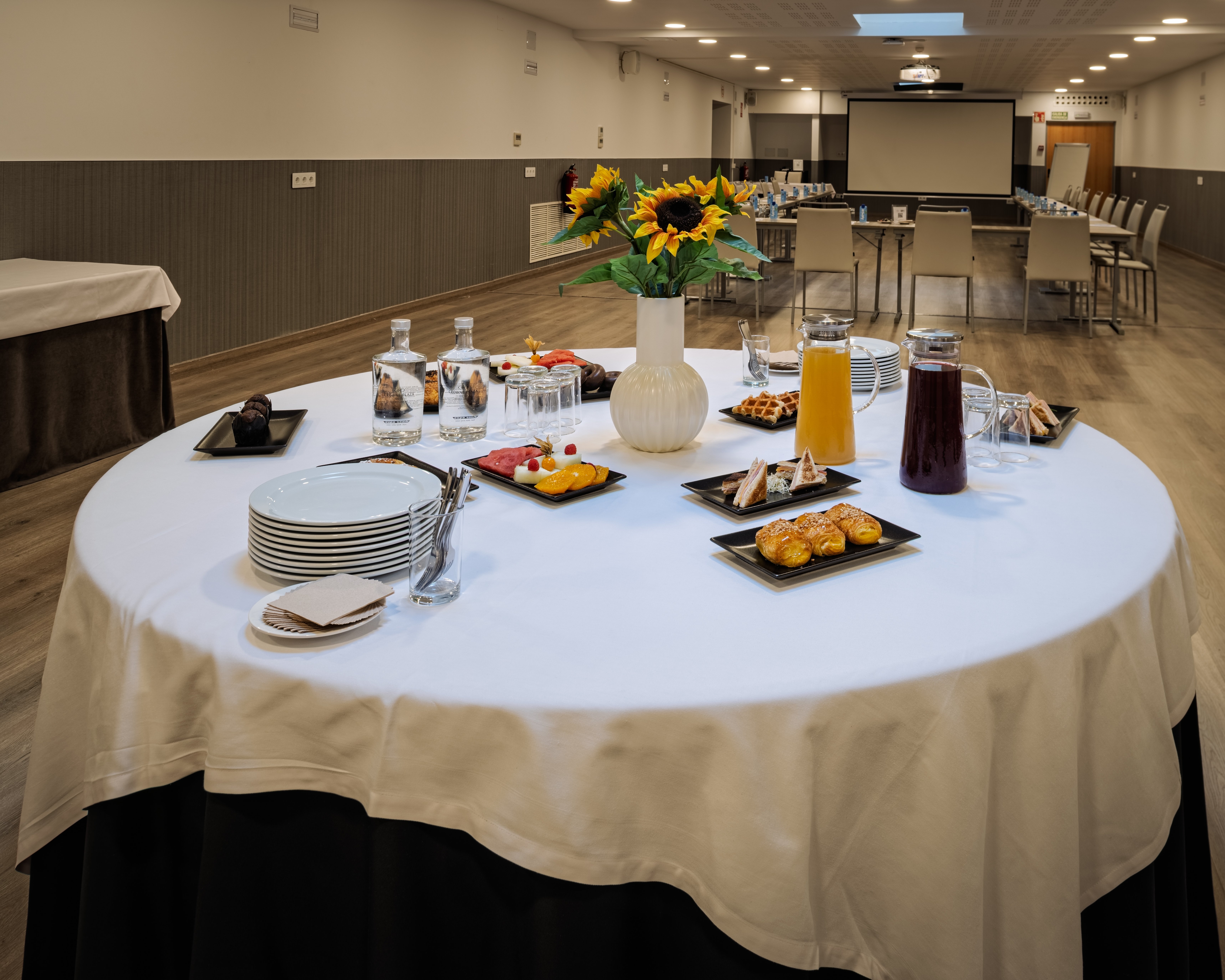 Crowne Plaza Madrid Airport Hotel 50/76