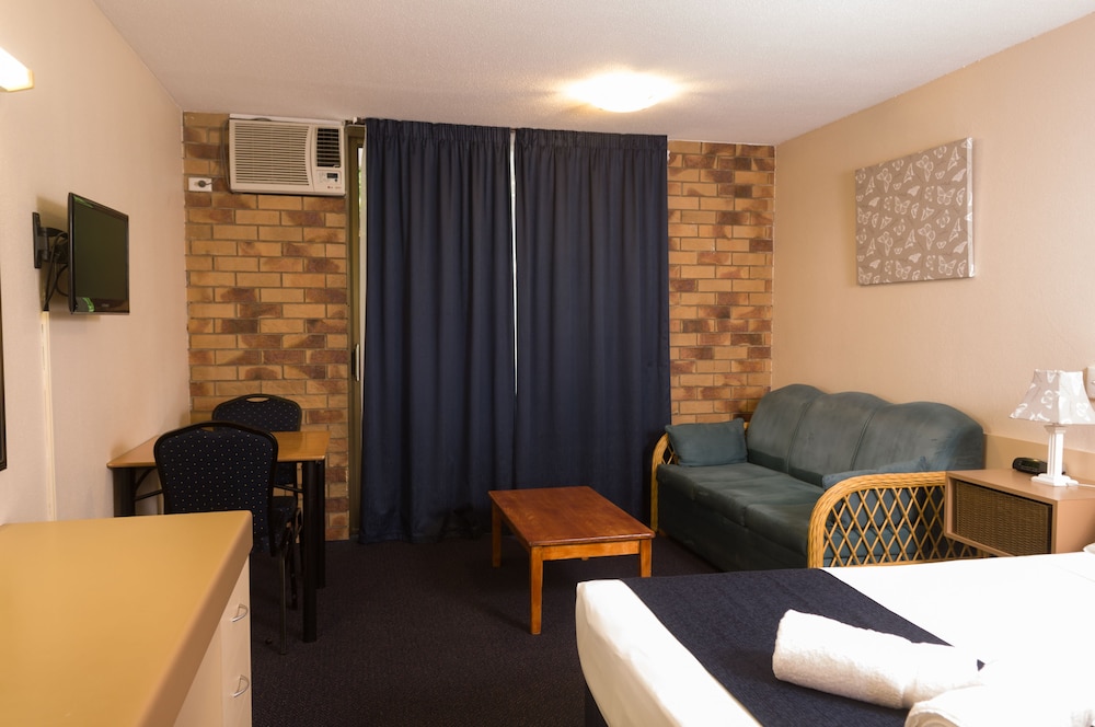 Lancaster Court Motel 29/43