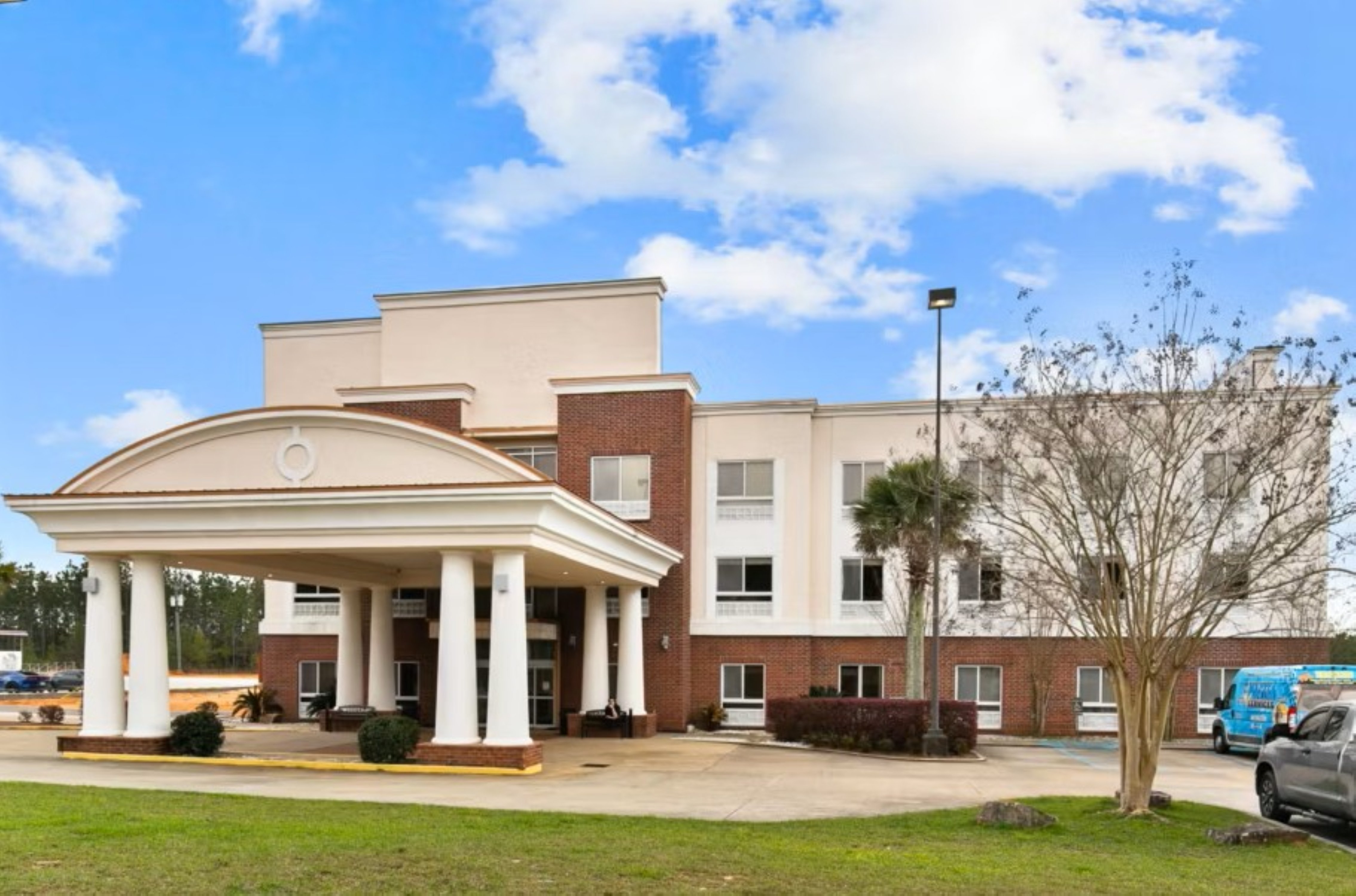 Holiday Inn Express and Suites Lucedale Hotel 72/76