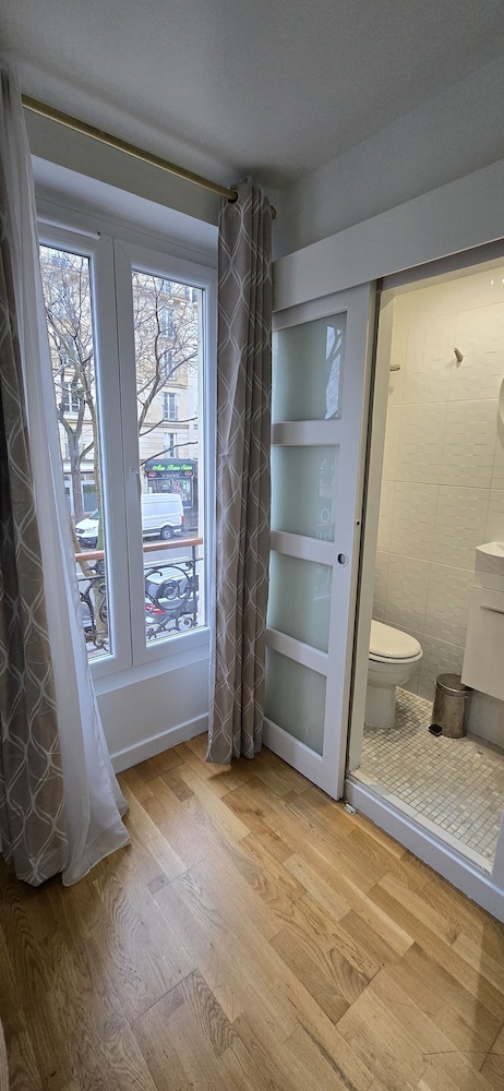 Standard, Double Bed, No Elevator، CAMELIA PRESTIGE - PLACE DE LA NATION 7/10