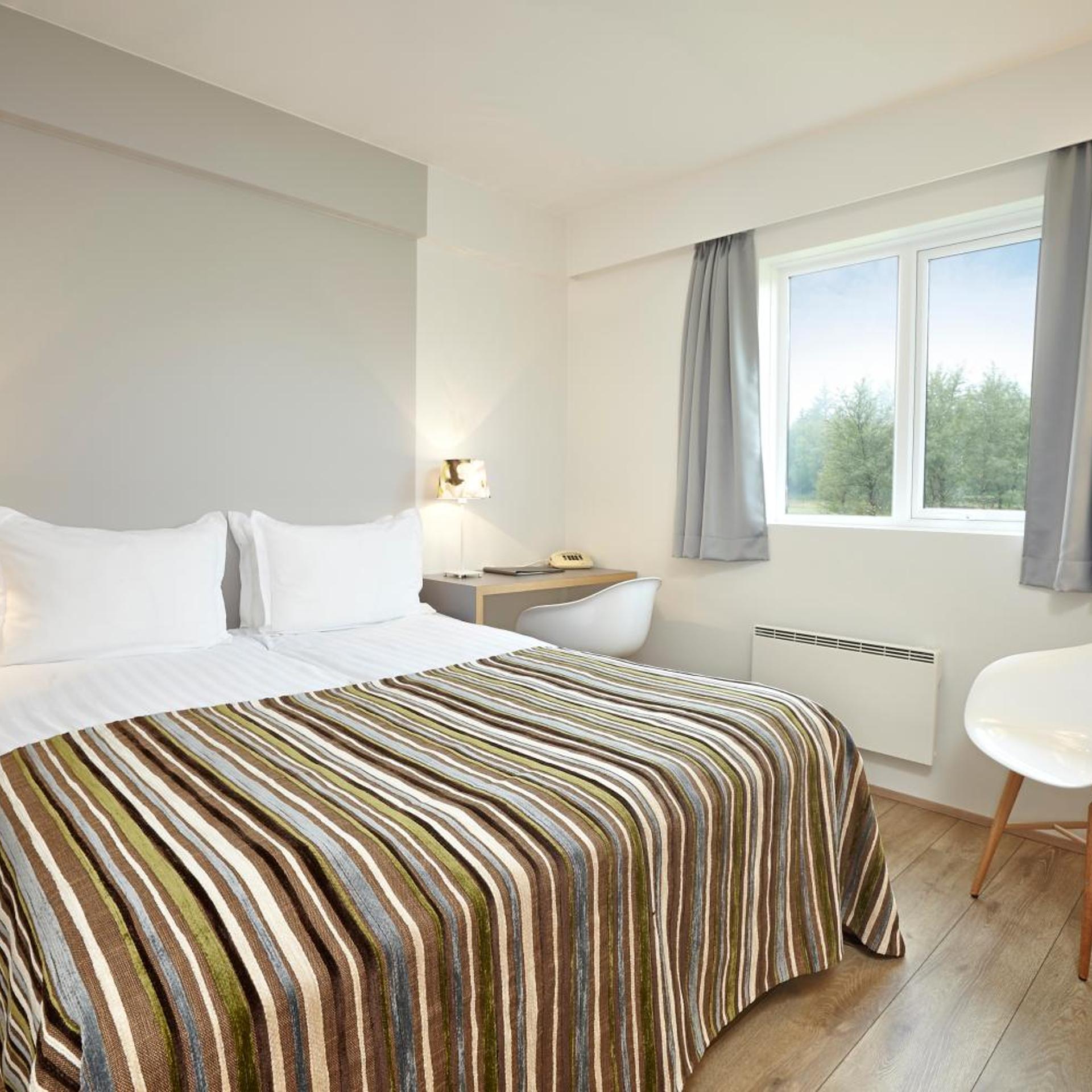 Guest Room, Queen Bed