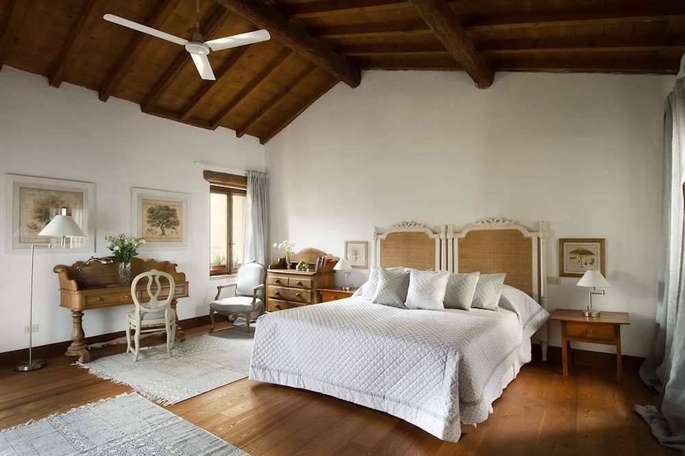 ROOM, DOUBLE BED