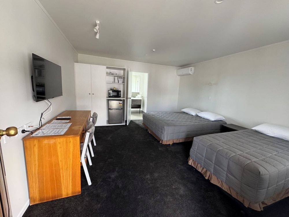 Grosvenor Motor Inn 12/50