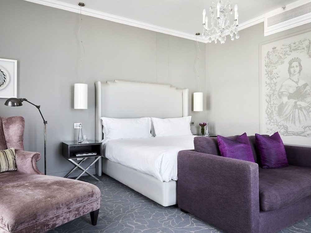 Queen Victoria Hotel & Manor House 14/70