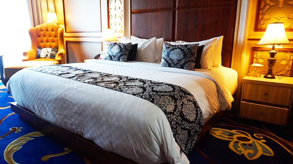 Sapphire Sky Hotel & Conference 7/20