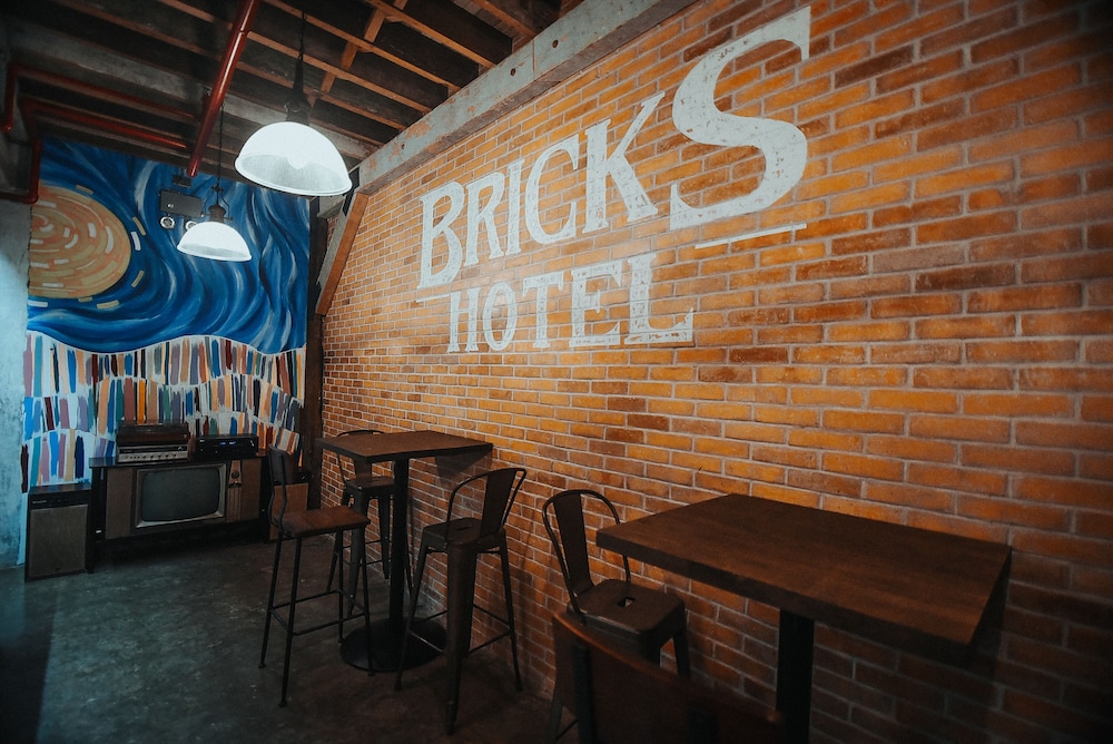 The Bricks Hotel 41/43
