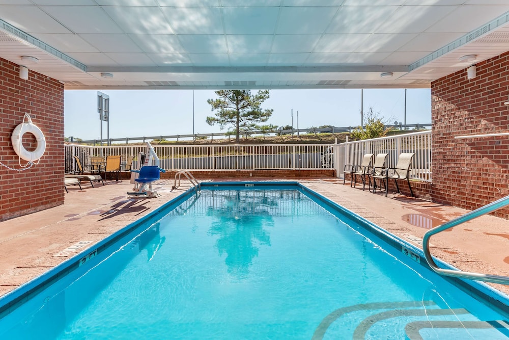Country Inn & Suites By Radisson Lumberton Nc 4/34