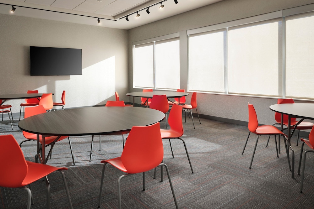 Aloft Knoxville West 52/59