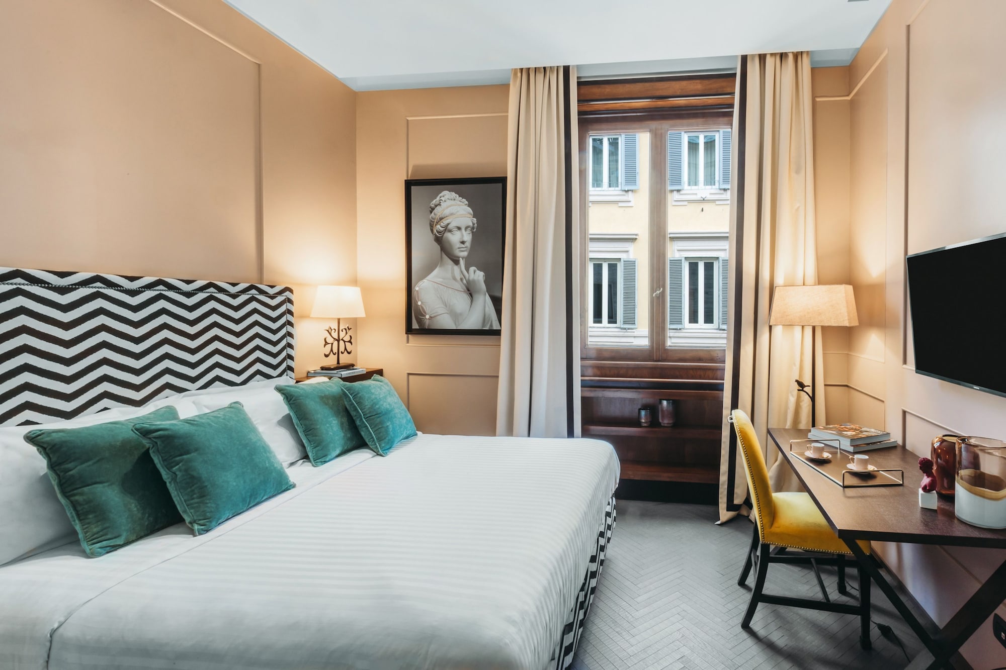 ROOM, DOUBLE BED