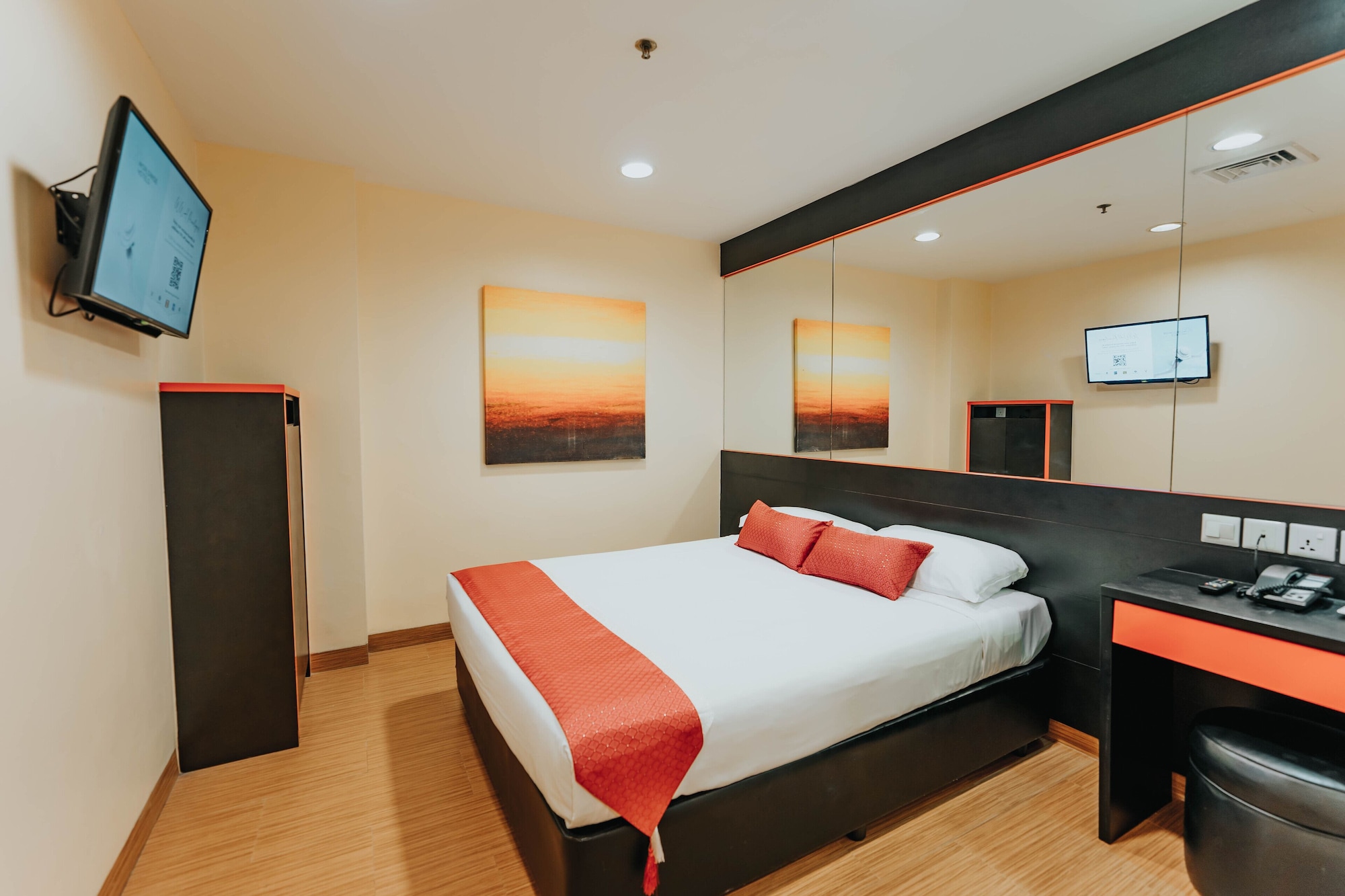 DELUXE, QUEEN BED