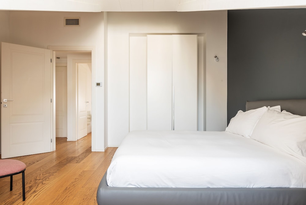Easyhomes - Brera Luxury Suites 6/42