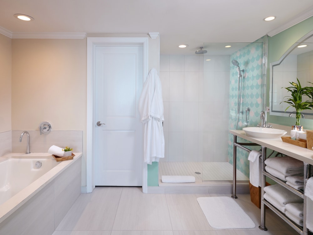 Ocean Key Resort and Spa 74/76