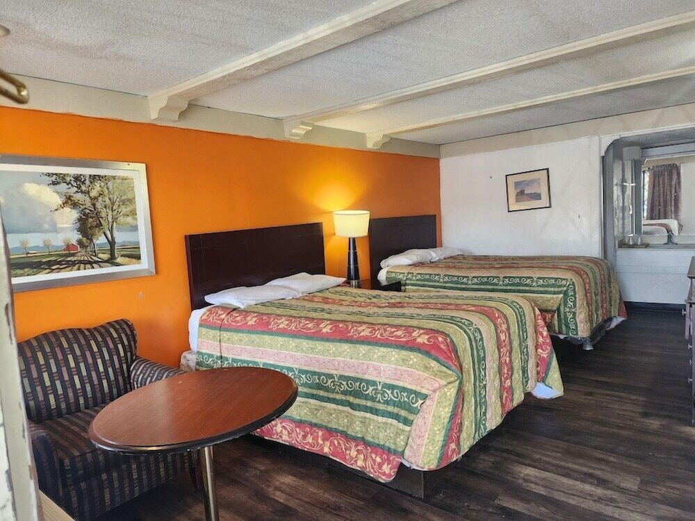 غرفة بسريرين مزدوجين