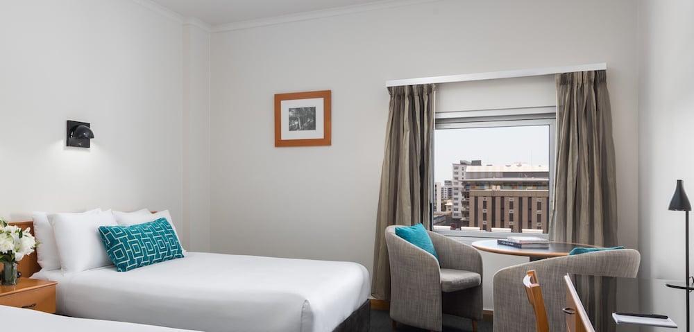 DELUXE, KING BED