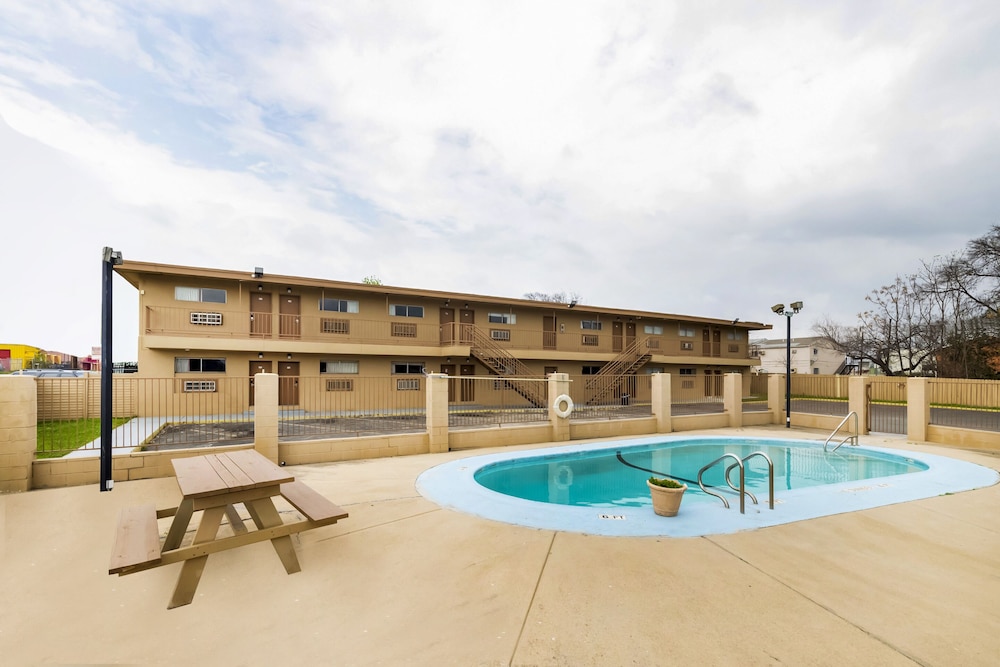 Oyo Hotel San Antonio Lackland AFB/Seaworld Hwy 90 W 48/52