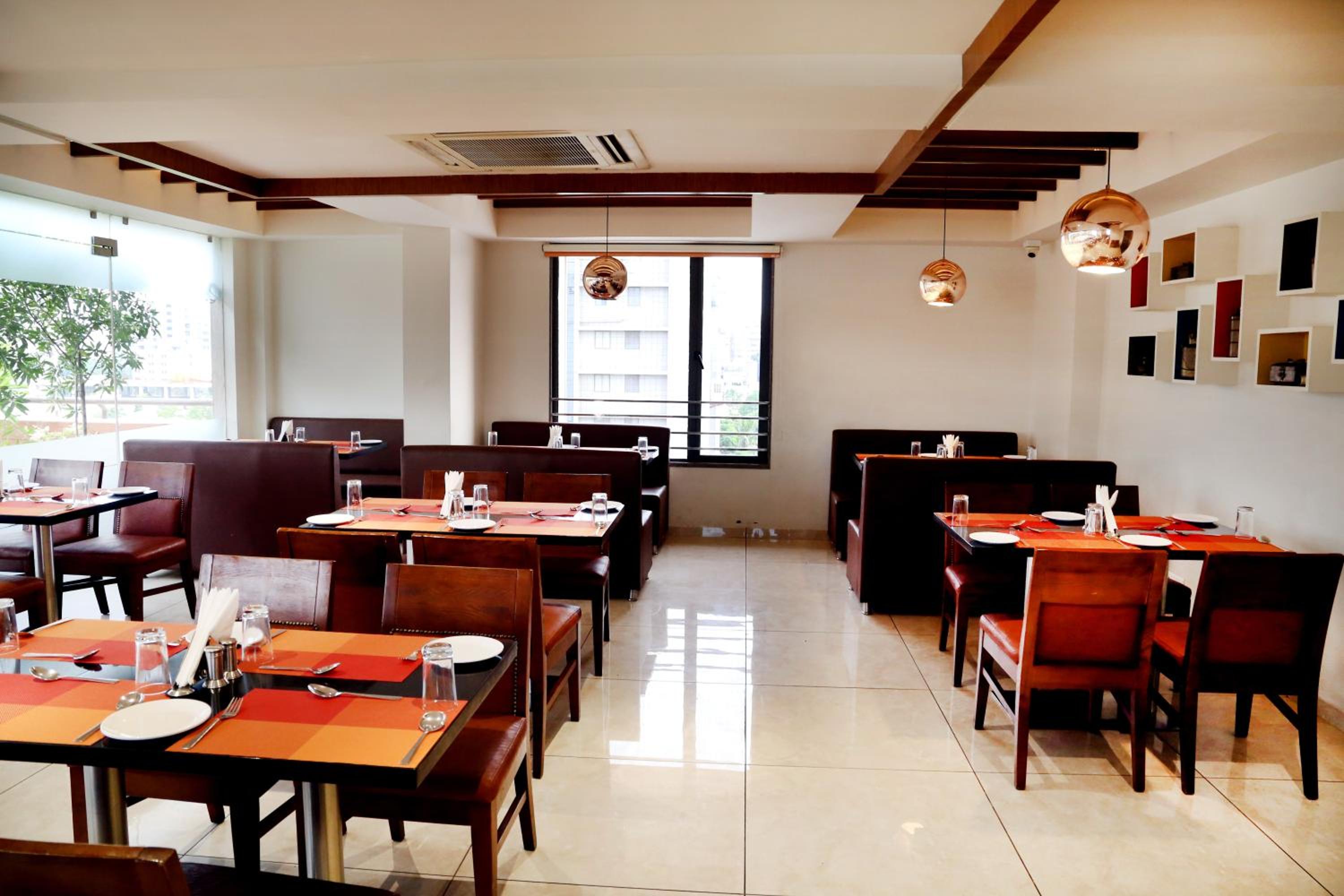 OYO Premium Vastrapur Lake 55/63