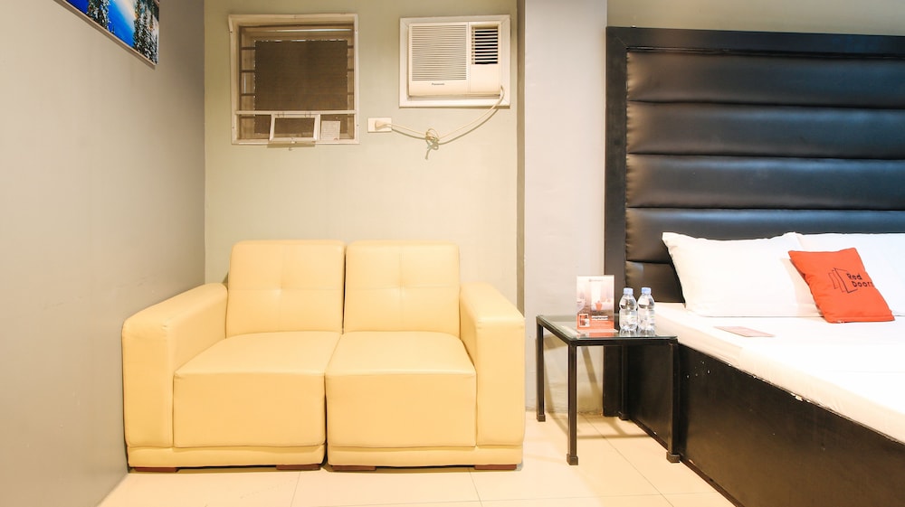 Reddoorz @ P Florentino Street Sampaloc Manila 25/25