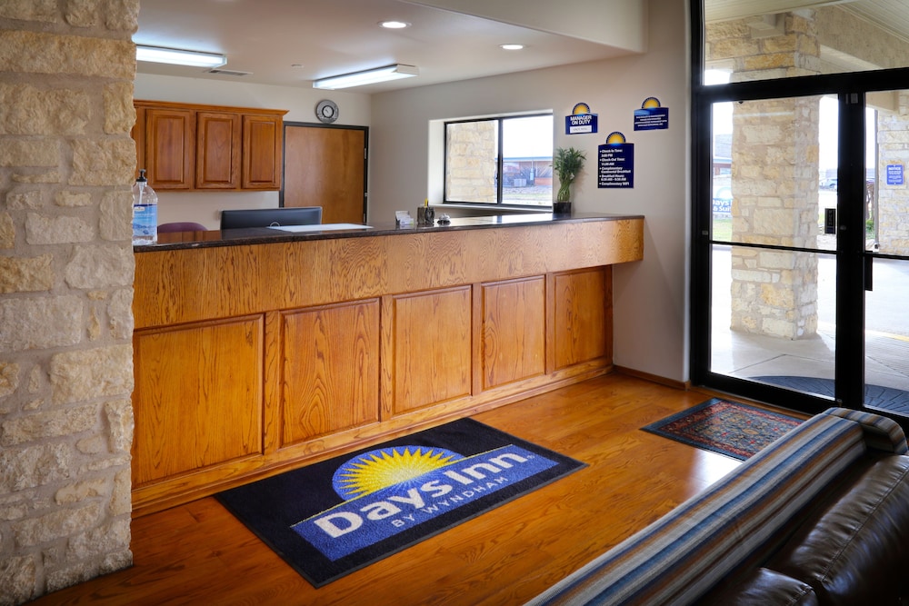 Days Inn Suites Llano 6/36