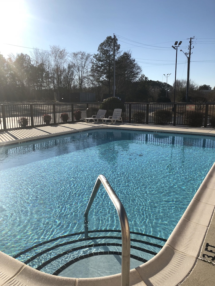 La Quinta Inn & Suites by Wyndham Fayetteville I-95 20/29