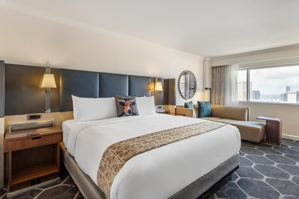 PREFERRED, KING BED, HIGH FLOOR, CORNER, ACCESSIBLE
